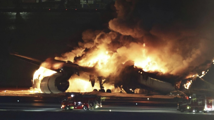 Máy bay Nhật Bản bốc cháy dữ dội, 5 người mất tích